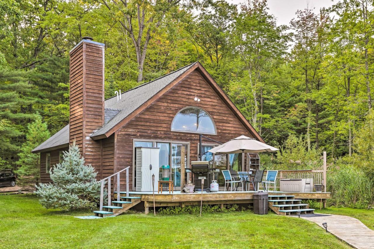 Secluded Bass Lake Cabin, 9 Mi To Traverse City! Экстерьер фото